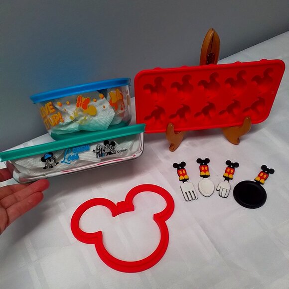 Disney Mickey Mpuse lot with Pyrex - Picture 1 of 4